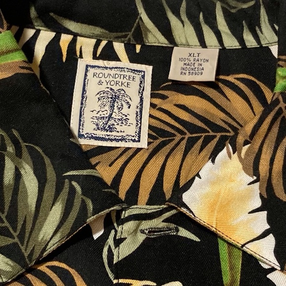 Roundtree & Yorke Hawaiian Shirt | Size XLT | Parrots & Palm Trees | Summer - Picture 7 of 8